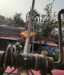 吊運機成為農村往房上吊玉米的機器
